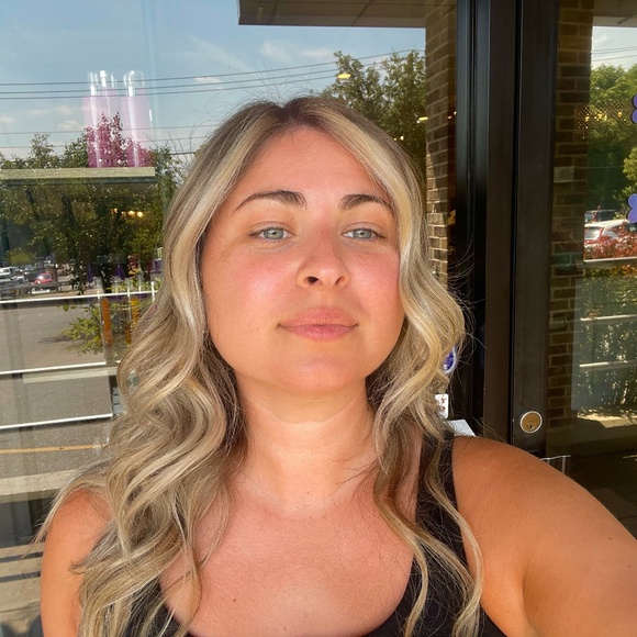 Meet your Posher, Becca - Picture 1 of 1